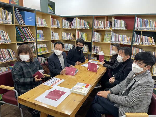 전북작가회의 회원들이 지난주 시집 발간을 위한 회의를 하고 있다. 왼쪽부터 시계방향으로 김헌수. 이병초, 정동철, 김성숙, 박태건, 김성철 시인. 전북작가회의 제공