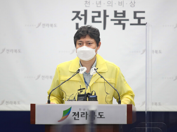 강영석 전북도 복지여성보건국장이 최근 전북도청 브리핑룸에서 코로나19와 관련해 설명을 하고 있다. 박임근 기자