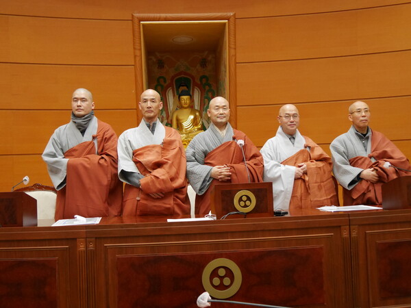 14일 서울 견지동 불교역사문화기념관 국제회의장에서 ‘세계명상마을 개원 기념 간화선 대법회’에 대한 간담회가 열렸다. 왼쪽부터 혜원 스님, 혜우 스님, 각산 스님, 금강 스님, 정과 스님. 사진 조현 종교전문기자