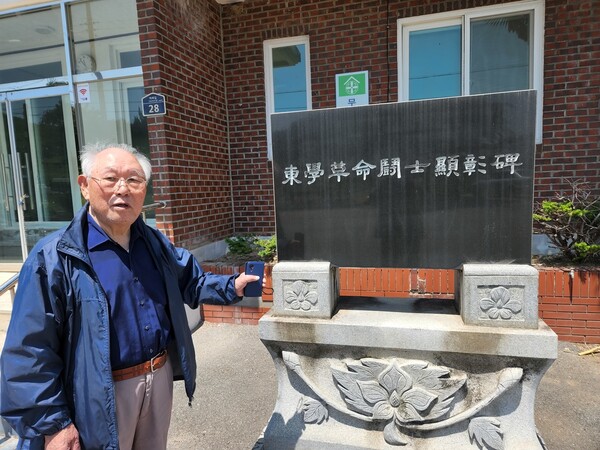 동학 접주 김응문의 후손 김성황씨가 전남 무안군 몽탄면 다산리 차뫼마을회관 앞에서 1996년 유족들 중심으로 세운 ‘동학혁명투사 현창비’를 설명하고 있다. 김용희 기자
