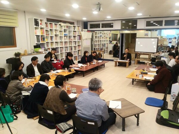 서울 강남향린교회 성서학당에서 성서 읽기 모임을 이끌고 있는 김경호 목사. 강남향린교회 제공