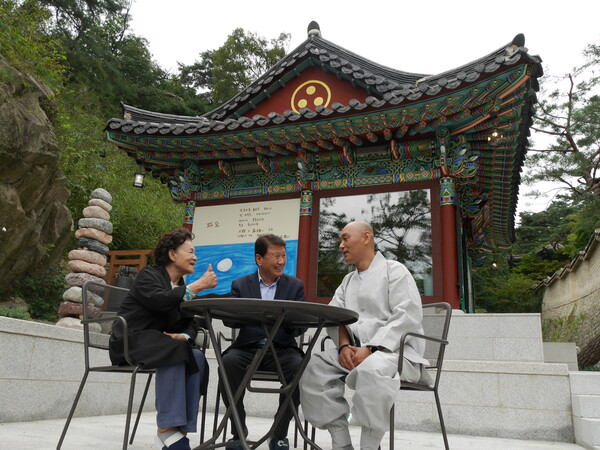 서울 성북구 성북동 무산선원에서 신달자 시인과 권영민 서울대 명예교수, 주지 선일 스님(사진 왼쪽부터). 조현 종교전문기자