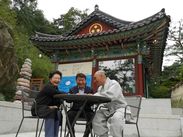 서울 성북구 성북동 무산선원에서 신달자 시인과 권영민 서울대 명예교수, 주지 선일 스님(사진 왼쪽부터). 사진 조현 종교전문기자