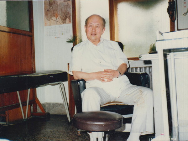 1980년 3월 서울 서대문에서 다시 개원한 자혜의원 시절의 박남업 원장 모습이다. 사진 박윤경씨 제공