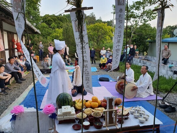 고 박형선 회장의 여동생이자 ‘님을 위한 행진곡’의 주인공 고 박기순(1957~78) 열사의 넋을 위로하는 굿판이 2022년 5월 27일 전남 보성군 노동면 용호리 고향집에서 열렸다. 정대하 기자