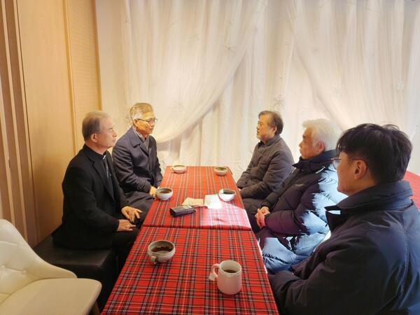 한국천주교주교회의 의장 이용훈 주교가 28일 서울 용산구 ‘이태원 참사’ 합동분향소를 찾아 희생자 유가족들을 만나 의견을 경청하고 있다. 한국천주교주교회의 제공