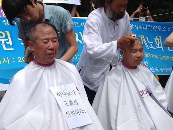 2013년 국정원 불법대선 개입 진상규명을 위해 필자가 고인(왼쪽)과 함께 삭발하는 사진이다.                                                                        장헌권 목사 제공