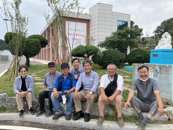 지난해 가을 강화도 교동면 인천교육청 평화교육원을 찾은 고인(왼쪽 둘째부터)과 필자. 박남수 고문 제공