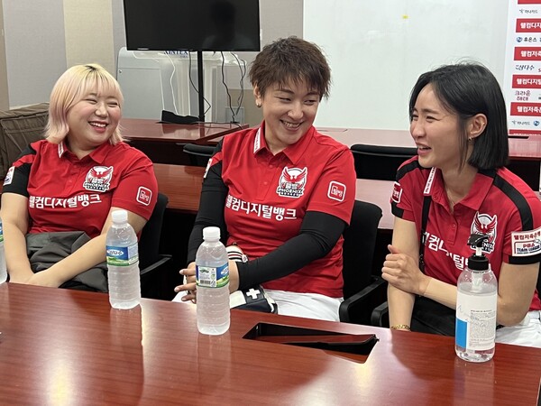 김예은(왼쪽부터)과 히가시우치, 최혜미가 17일 활짝 웃고 있다. PBA 제공