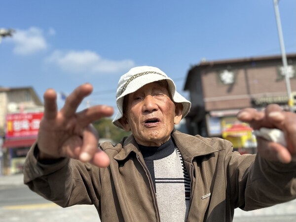 김세연씨가 25일 한국전쟁기 동막골 학살사건을 증언하고 있다. 송인걸 기자