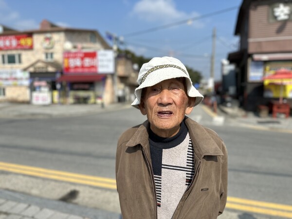 김세연씨가 25일 한국전쟁기 동막골 학살사건을 증언하고 있다. 송인걸 기자