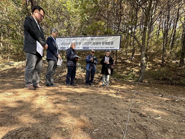 25일 한국전쟁기 민간인 희생자 유해발굴 개토제가 열린 충남 아산시 염치읍 동막골 현장에서 참석자들이 희생자들을 위로하는 기도를 하고 있다. 송인걸 기자