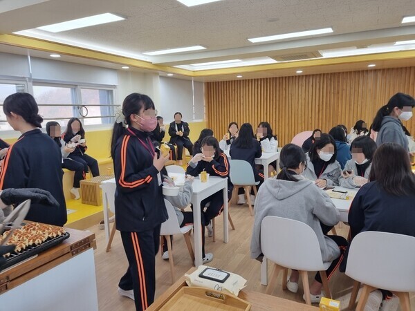 서울 은평구에 위치한 선일여중 학생들이 아침 급식으로 나온 와플을 먹고 있다. 선일여중 제공