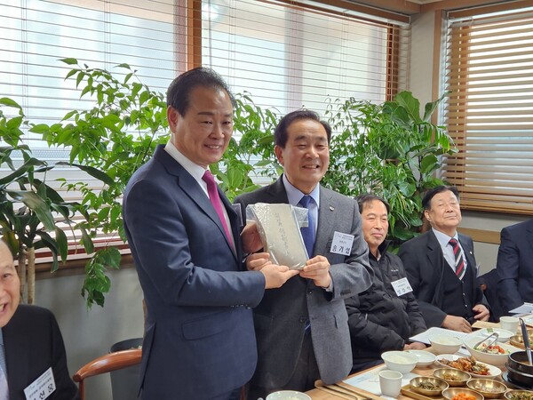 이동우 이상설 선생 기념사업회장(왼쪽 서 있는 이)이 송기섭 진천군수에게 보재 선생의 저서 ‘산술신서’를 건네고 있다. 진천군 제공