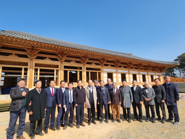 막바지 공사가 한창인 이상설 선생 기념관 공사 현장에서 이상설 선생 기념사업회 회원 등이 기념촬영하고 있다. 진천군 제공