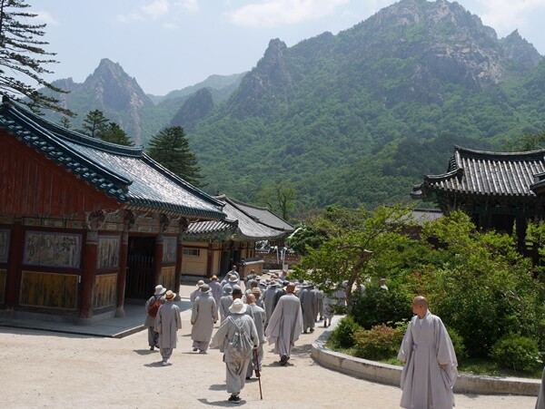 설악산 신흥사에 온 객승들. 사진 조현 종교전문기자