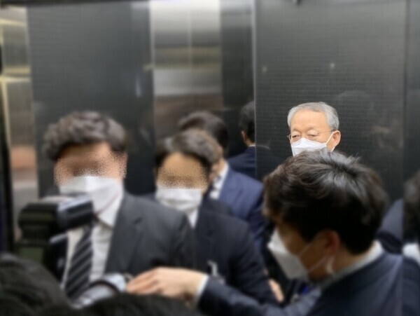 백운규 전 산업통상자원부 장관(오른쪽 첫째)이 지난 2월8일 오후 대전지법에서 열린 영장실질심사에 출석하고 있다. 송인걸 기자 igsong@hani.co.kr