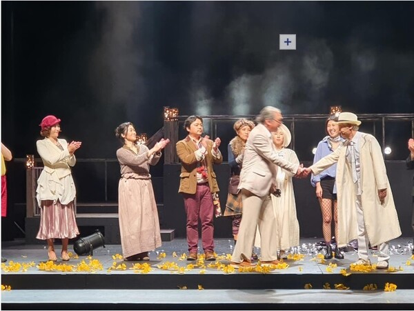 2022년 10월28~29일 영등포아트홀에서 공연한 연극 <사천의 선인>에서 고 권병길(맨 오른쪽) 배우가 마지막 무대인사를 하고 있다. 극단 경험과 상상 제공