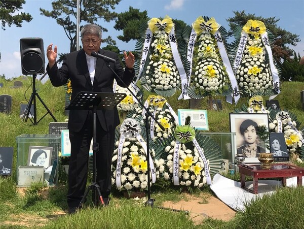 10년 전 광주 5·18국립묘지에서 열린 이한열 열사 26주기 추모 행사에서 고인이 설교하고 있다. 김경희 부목사 제공