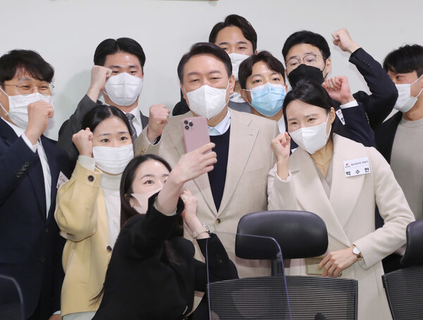 윤석열 국민의힘 대선 후보가 18일 오전 국회 의원회관에서 열린 청년보좌역 공개모집 현장을 방문해 면접자들을 격려한 뒤 기념사진을 찍고 있다. 연합뉴스