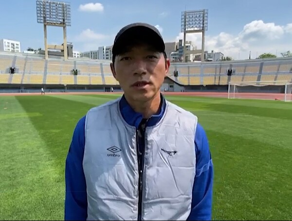 김남일 성남FC 감독이 28일 탄천종합운동장에서 31일 서울전 각오를 밝히고 있다. 성남 구단 제공