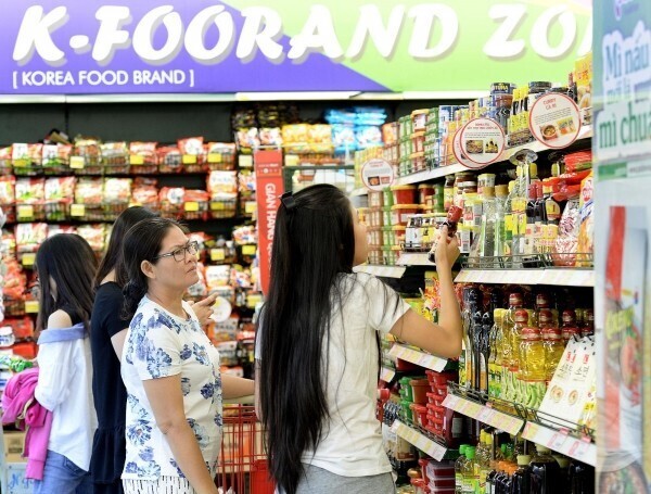 베트남 호치민 현지 소비자들이 한국 기업 제품들을 살펴보고 있다. 코트라 제공