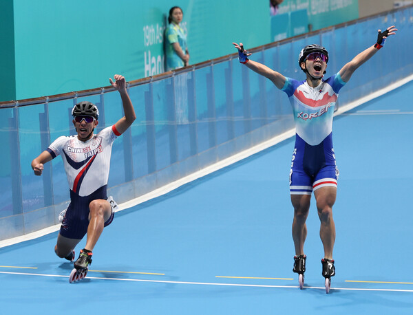 한국의 정철원(오른쪽)이 2022 항저우아시안게임 남자 롤러스케이트 스피드 3000m 계주에서 결승선을 통과하며 세리머니를 하고 있다. 항저우/연합뉴스