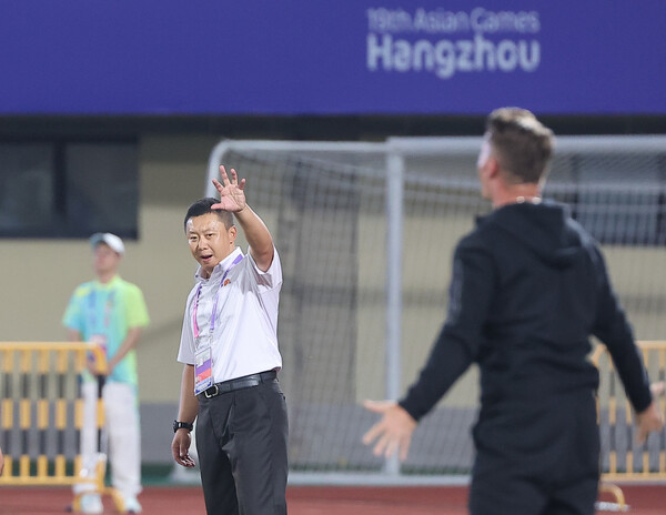 북한 여자축구대표팀의 리유일 감독이 30일 열린 2022 항저우아시안게임 8강전 한국과 경기에서 작전 지시를 하고 있다. 항저우/연합뉴스