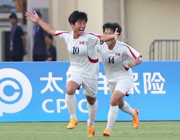 북한 여자축구의 핵심 미드필더 리학이 30일 열린 2022 항저우아시안게임 8강전 한국과 경기 전반 절묘한 프리킥 동점골을 넣은 뒤 기뻐하고 있다. 항저우/연합뉴스