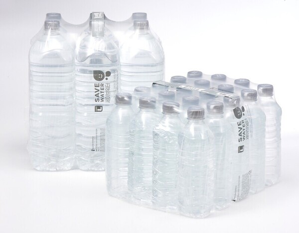 롯데마트는 무라벨 자체상품(PB) 생수 ‘초이스엘 세이브워터 에코’(500ml, 2L)를 출시했다. <한겨레> 자료 사진
