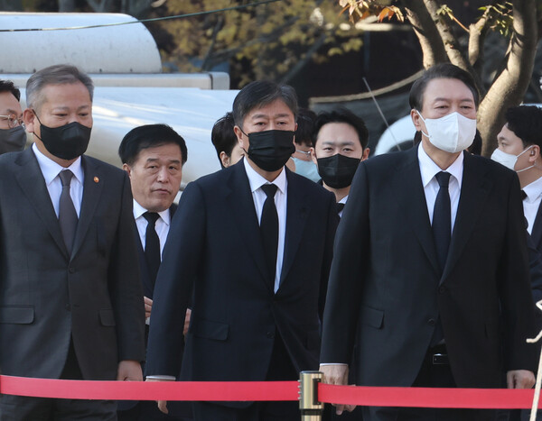 윤석열 대통령과 이상민 행정안전부 장관(맨 왼쪽) 등이 2일 오전 서울광장에 마련된 이태원 참사 희생자 합동분향소를 방문, 조문하기 위해 이동하고 있다. 연합뉴스