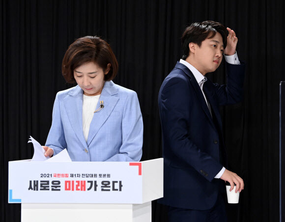 국민의힘 당 대표 후보인 나경원 후보(왼쪽)와 이준석 후보(오른쪽)가 8일 오전 서울 용산구 백범김구기념관에서 열린 ‘오른소리 토론회’를 준비하고 있다. 연합뉴스