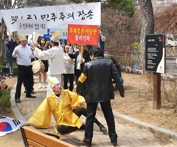 15일 광주광역시 동구 금남로공원에서 1960년 3월15일 부정선거 규탄 시위를 재현한 행사가 열리고 있다.김용희 기자 kimyh@hani.co.kr