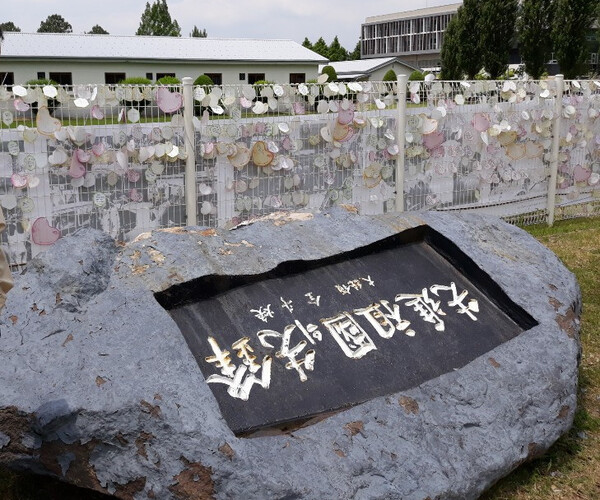 광주광역시 서구 5·18자유공원에 거꾸로 놓여있는 11공수여단의 전두환 기념석.&lt;한겨레&gt;자료사진