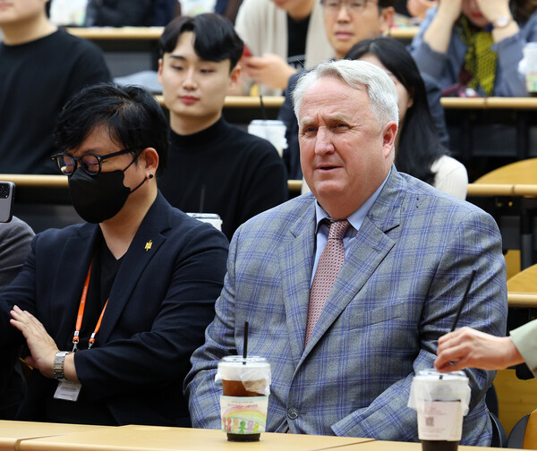 인요한 국민의힘 혁신위원장이 지난 4일 오후 부산 경성대학교에서 열린 이준석 전 대표, 이언주 전 의원이 진행하는 토크콘서트에 참석했다. 연합뉴스