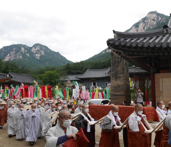 2일 경북 문경 봉암사에서 고우 스님 법구를 다비장으로 운구하고 있는 스님들. 조현 기자