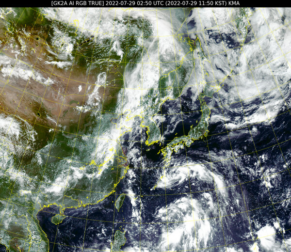 29일 오전 11시50분 천리안위성 2A호가 촬영한 우리나라 주변 영상. 국가기상위성센터 제공