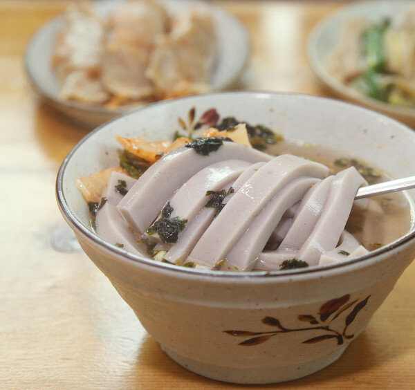 원주에 있는 ‘흥업묵집’의 기품 있는 메밀묵밥. 박미향 기자