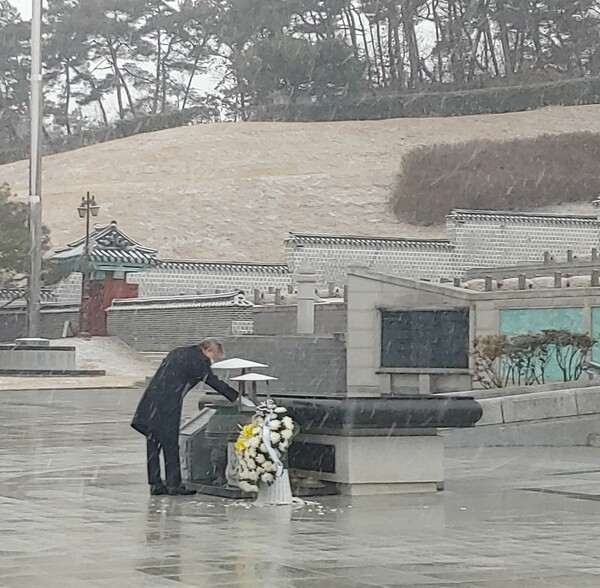 이재명 경기지사가 지난 28일 오후 광주 국립 5·18민주묘지에서 참배하고 있다. 연합뉴스.