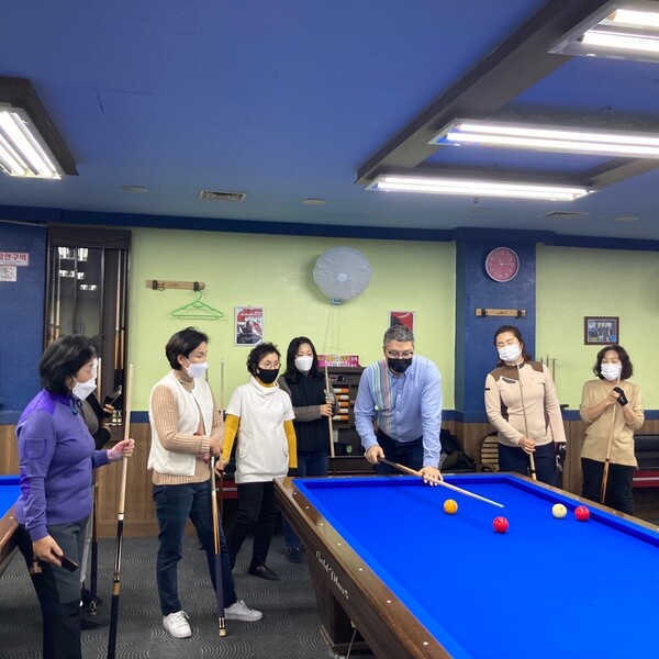 대한당구연맹이 개최한 아이리그 캠프에 동행한 어머니들이 당구 교습을 받고 있다. 대한당구연맹 제공