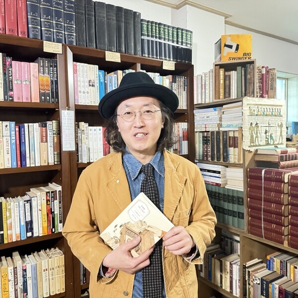 윤성근 대표가 인터뷰 뒤 사진을 찍고 있다. 강성만 선임기자
