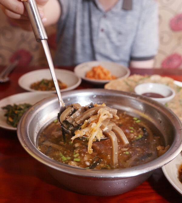 안성에 있는 ‘고삼묵집’의 메밀묵밥. 박미향 기자