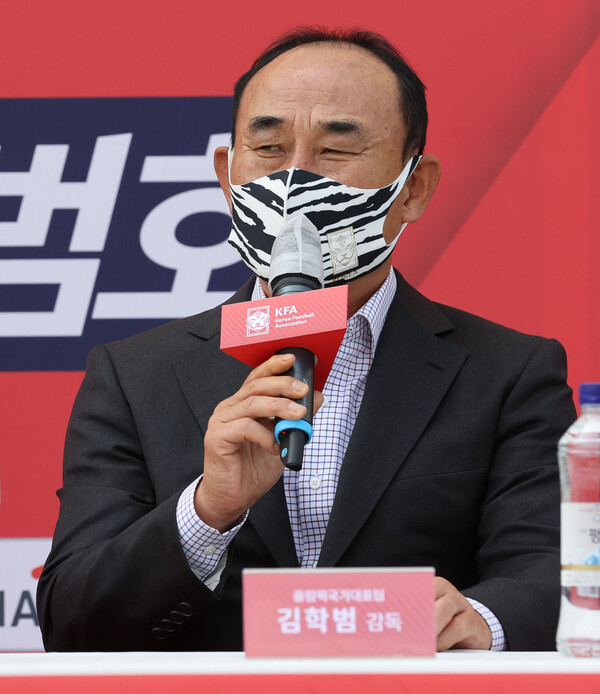 김학범 올림픽축구대표팀 감독이 28일 경기 고양종합운동장에서 열린 축구국가대표팀과의 친선 경기 관련 기자회견에서 질문에 답하고 있다. 고양/연합뉴스