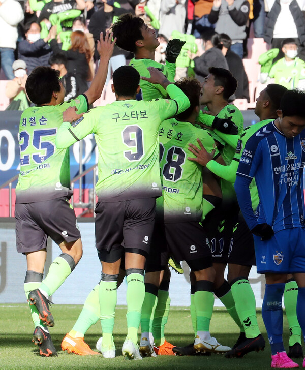 전북 현대 선수들이 8일 전주월드컵경기장에서 열린 2020 하나은행 축구협회(FA)컵 결승 2차전 울산 현대와 경기에서 골을 넣은 이승기를 둘러싸며 좋아하고 있다. 전주/연합뉴스