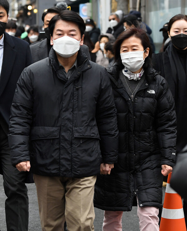 국민의당 안철수 대선 후보와 부인 김미경 교수가 지난 19일 오전 코로나19 검체 채취 의료 자원봉사를 하기 위해 서울 중구보건소 선별진료소에 들어서고 있다. 공동취재사진