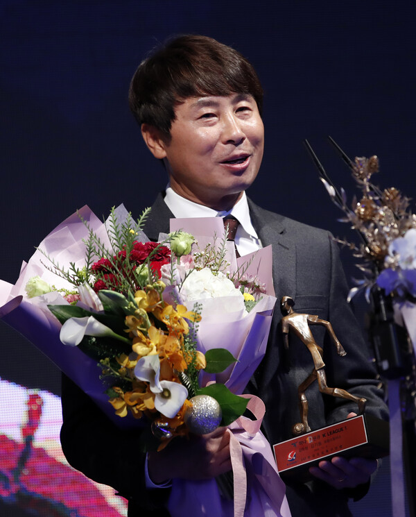 김기동 포항 스틸러스 감독이 5일 열린 K리그 대상 시상식에서 감독상을 받은 뒤 기뻐하고 있다. 연합뉴스