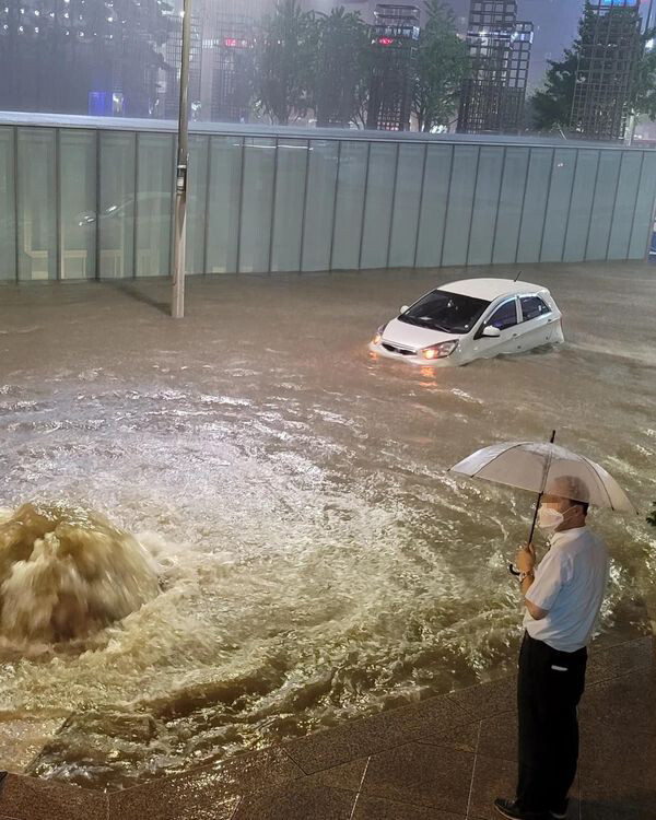집중호우가 쏟아진 8일 밤 서울 강남역 인근 도로에 차량이 침수된 가운데 빗물이 역류하고 있다. 최주영씨 제공