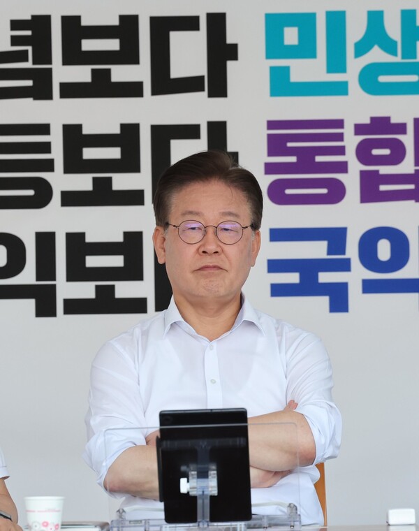 31일 윤석열 정부를 향한 ‘국민항쟁’을 선언하고 무기한 단식에 나선 이재명 더불어민주당 대표가 국회 본청 앞 농성장에 앉아 있다. 김봉규 선임기자 bong9@hani.co.kr