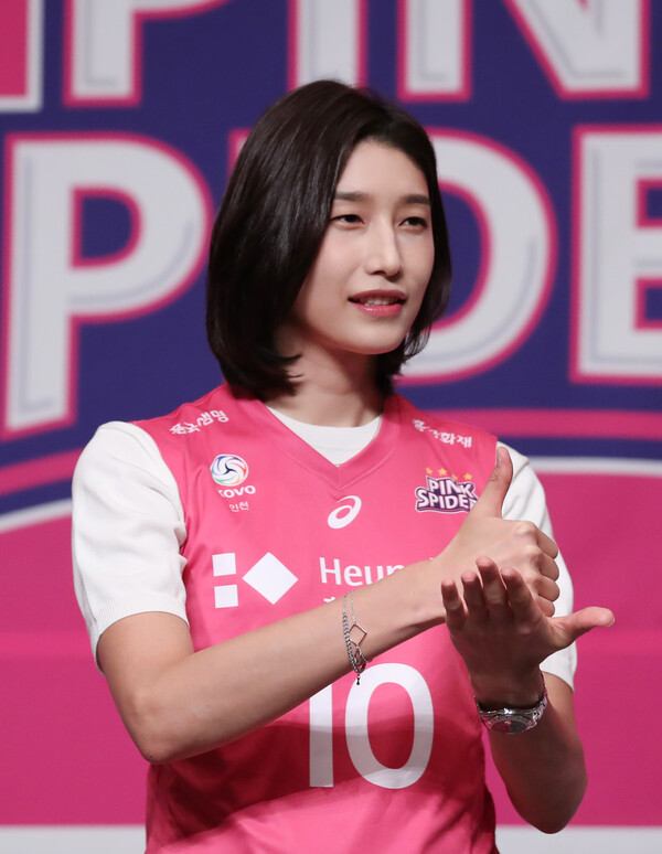 김연경이 10일 열린 흥국생명 배구단 입단 기자회견 뒤 손으로 ‘덕분에 챌린지’ 포즈를 취하고 있다. 연합뉴스