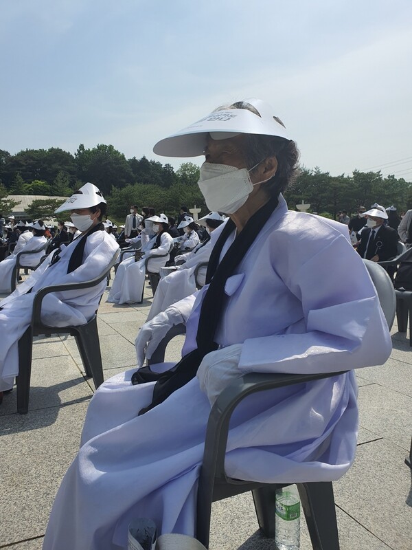 계엄군의 총탄에 아들을 보낸 박순금씨가 17일 오전 광주 국립5·18민주묘지에서 열린 5·18 민중항쟁 제40주년 추모식에 참석했다. 정대하 기자